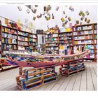 RESÜMEE. Buchhandlungen erfinden sich neu. Rechts: Text, links: Innenansicht einer Kirche als Buchhandlung.