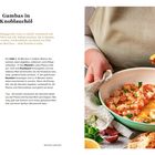 „Gambas in Knoblauchöl“, Rezept mit Zutaten: Chili, Olivenöl, Knoblauch, Garnelen. Bild: Person mit Pfanne Garnelen, Brot.