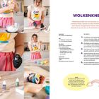 "WOLKENKNETE" erklärt eine Bastelanleitung mit Speisestärke und Farbe. Eine Frau mischt Zutaten in einer Küche.