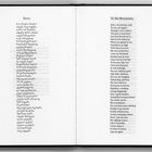 Doppelseite eines Buches mit einem englischen Gedicht "To the Mountains" rechts und georgischem Text links. Seitenzahlen 34 und 35.