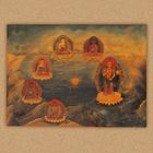 Unten rechts sind einige Zeichen in einer asiatischen Sprache. Darstellung mehrerer Buddhas auf Lotusblüten vor einem See.