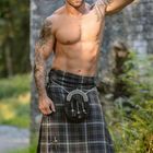 "SEPTEMBER" und Kalendertage unten. Ein tätowierter Mann trägt einen Kilt, steht in einer natürlichen Umgebung.