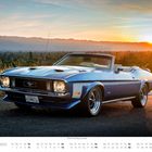 "SEPTEMBER", Kalenderansicht unten. Blauer Cabrio mit Sonnenuntergang im Hintergrund, Landschaft mit Hügeln und Gras.