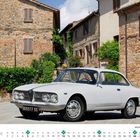 Nummernschild: 5655 FF 55. Classic Alfa Romeo 2000, Baujahr 1962, steht vor rustikalen Steinhäusern in sonniger Umgebung, Kalender unten: September.