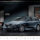 Kalenderblatt mit September-Daten unten, daneben ein dunkelblaues Auto in einer Garage mit einem Plakat an der Wand.