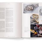 Auf der linken Seite längerer Text über Uhren. Rechts oben Bilder von Uhrwerken, rechts unten vier bunte Armbanduhren.