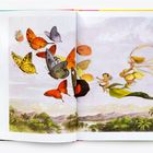 Illustration: Bunte Schmetterlinge fliegen, gefolgt von zwei fliegenden Feen über einer grünen Landschaft mit Bäumen.