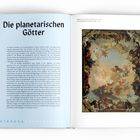 Texte: "Die planetarischen Götter", "Allegorie der Planeten und Kontinente, 1752", "Giovanni Battista Tiepolo". Links Fließtext, rechts Gemälde.