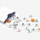 Viereckige Karten, einige orange mit "Africa" und "Green Lizard", zeigen Tierillustrationen, aus einer weißen Box.
