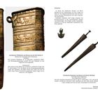 Urartäischer Pfeilköcher aus Bronze mit Reiterabbildungen. Eisen und bronzene Schwerter aus der Zeit der Sargoniden.