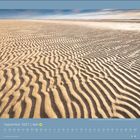 September 2027, Kalender mit wellenförmigen Sandstrukturen am Meer.