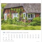 "09 | 2027 Ostseeküste Wind und Wellen – Sand und Meer." Kalender mit Reetdachhaus und blühendem Garten.