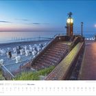 September 2027, Küstenland, Meer erleben. Promenade, Uhrturm, Strandkörbe und Blick auf das Meer bei Sonnenuntergang.