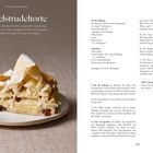 "Apfelstrudeltorte" groß geschrieben. Links ein Stück Torte mit dünnem Teig, Sahne und Rosinen auf einem Teller.