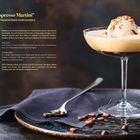 "Zabaione „Espresso Martini“ KAFFEE-ZABAIONE MIT PIEMONTESER HASELNUSSEIS." Dessert in einem Martini-Glas, Löffel, Kaffeebohnen.
