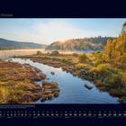 "10 Oktober", Kalender mit Naturbild: Fluss mit herbstlichem Ufer, Wald im Hintergrund. Darunter eine Monatsübersicht.