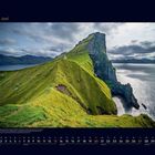 06 Juni. Kalender mit Wochentagen. Grüne Klippenlandschaft am Meer mit einem weißen Leuchtturm auf einer Hügelkette.