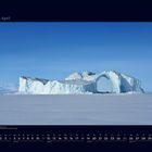 04 April. Eisberg mit einem großen Bogen im Zentrum, umgeben von einer weiten, schneebedeckten Landschaft.