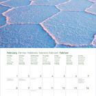 Kalender: Februar 2027 in mehreren Sprachen. Foto: Weite Salzfläche mit rosa Himmel bei Sonnenuntergang.