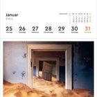 Januar, KW 4. 25 Montag bis 31 Sonntag. Datum in Kalenderform. Bild: Sand in verlassenem Raum mit Türen. Ort: Kolmanskop, Namibia.