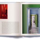 Links viel Text über ein Muuto-Apartment in Mailand. Rechts Foto von bunten, ineinander übergehenden Türen.