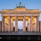 „Berlin 09“ und „Brandenburger Tor am Pariser Platz“ unten. Zeigt das beleuchtete Brandenburger Tor bei Dämmerung.