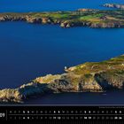 "Bretagne 09, Die Kaps Pointe du Raz und Pointe du Van aus der Luft, Finistère." Küstenlandschaft mit Leuchtturm und Meer.