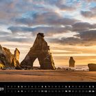 Kalenderbild, September. Felsformationen am Strand bei Sonnenuntergang, Tongaporutu, Taranaki, Neuseeland.