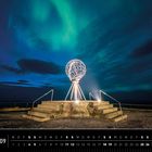 Nordlichter, Kalender "09", Monatstage, Aufnahme einer stählernen Erdkugel auf Sockel unter grün leuchtendem Himmel.