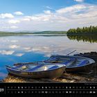 "Schweden 09", "Ruhiger Spätsommertag am südlichen Kungsleden". Zwei Ruderboote am ruhigen Seeufer, Wälder im Hintergrund.