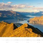 09, Kalender mit Markierung auf dem Datum 5. Bergkette, See und klarer Himmel.