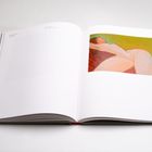 Links oben: "50 x 70 cm, Auflage 5". Unten links "130", rechts "131". Kunstvolle Illustration einer liegenden Frau.