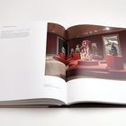 Links steht ein englischer Text über eine Ausstellung, rechts eine Museumsszene mit Skulpturen auf roten Podesten.