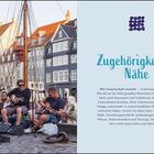 Zugehörigkeit & Nähe. Eine Gruppe spielt Gitarre und isst am Ufer, mit bunten Gebäuden im Hintergrund.