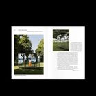 "Dan Graham: Double Triangular – Pavillon für Hamburg. Fotos von einem gläsernen Pavillon im Park, umgeben von Bäumen."