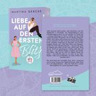 Buchtitel: "Liebe auf den ersten Blitz" von Martina Gercke. Cover mit einem Mann und einer Frau in rosa Kleid. Text über Holly und Jay.