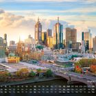 Kalenderansicht mit Datum und Wochentagen im Vordergrund. Im Hintergrund die Skyline von Melbourne bei Sonnenuntergang.