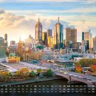 „Skyline Melbourne 9“ unten rechts. Stadt mit Fluss im Vordergrund, moderne und historische Gebäude bei Sonnenuntergang.