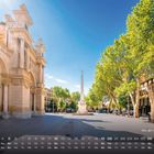 Kalender-Layout mit Datum, Wochentagen und „Aix-en-Provence 9“. Platz mit historischen Gebäuden und Bäumen.