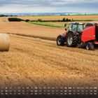 Ein roter Traktor mit Anhänger presst Strohballen auf einem weitläufigen Feld, unten ist ein Kalender mit Monatszahlen zu sehen.