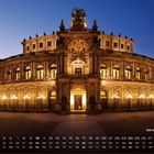 Kalendertext: Oktober, Tage des Monats angegeben. Semperoper in goldenem Licht beleuchtet, prachtvolle Architektur bei Dämmerung.