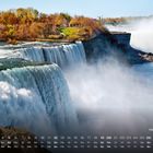 Kalender mit September-Daten. Im Hintergrund: majestätische Wasserfälle, umgeben von herbstlichem Wald.