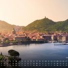 Monat Oktober, Comersee. Stadt am Wasser mit Hügeln im Hintergrund, warmes Licht. Kalender unten.
