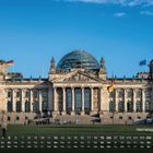Text: "Reichstagsgebäude". Kalenderdarstellung unten. Ein historisches Gebäude mit Glaskuppel. Mehrere deutsche Flaggen.