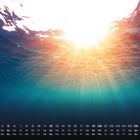 Kalender mit Tagen und Wochentagen unten. Sonnenstrahlen durch Wasseroberfläche. Septemberdarstellung.