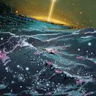 Eine Illustration zeigt einen leuchtenden Strahl aus einem hellen Zentrum, umgeben von bunten, nebulösen Formen und kleinen Lichtpunkten.