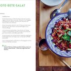 Linsen-Rote-Bete-Salat Rezept, Zubereitung und Zutaten auf einer Seite, daneben ein Teller mit Salat auf einem Holztisch.