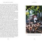 Links ein Text über Hühner in edlem Setting. Rechts ein Foto von einer älteren Frau mit vielen Hühnern vor einem kleinen Schuppen.