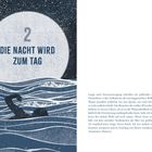 Auf der linken Seite: "2 DIE NACHT WIRD ZUM TAG". Illustration zeigt eine schwimmende Person in einem Meer unter dem Mond. Rechts Textblock.