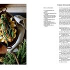 Kräuter-Schweinebraten für 6–8 Personen. Liste mit Zutaten und Zubereitung. Links ein Braten in einer Pfanne mit Kräutern.